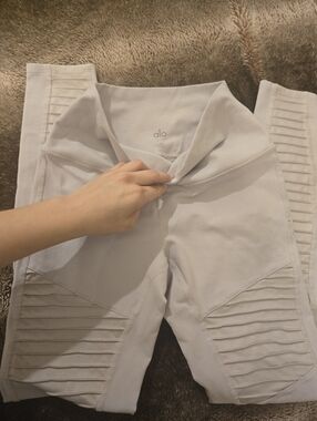 Alo Medium High-Rise Ribbed Panel Leggings in Light Gray/Creme Color